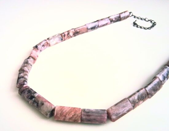 Pelēksārta jašmas kaklarota